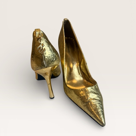 Rocawear Gold Monogram Embossed Pointed Toe Pumps Size 10 Y2K Mob Wife - Picture 3 of 4